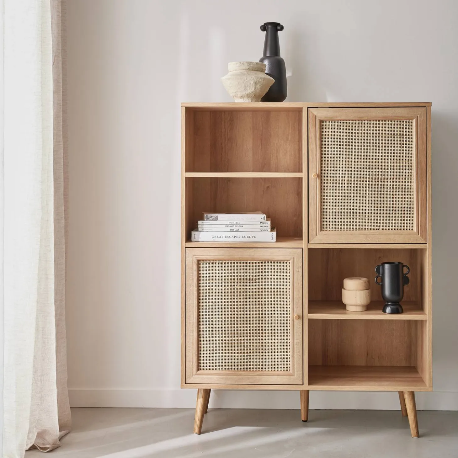 Wandkast met 2 deuren 4 open vakken houtdecor en rotan 90cm