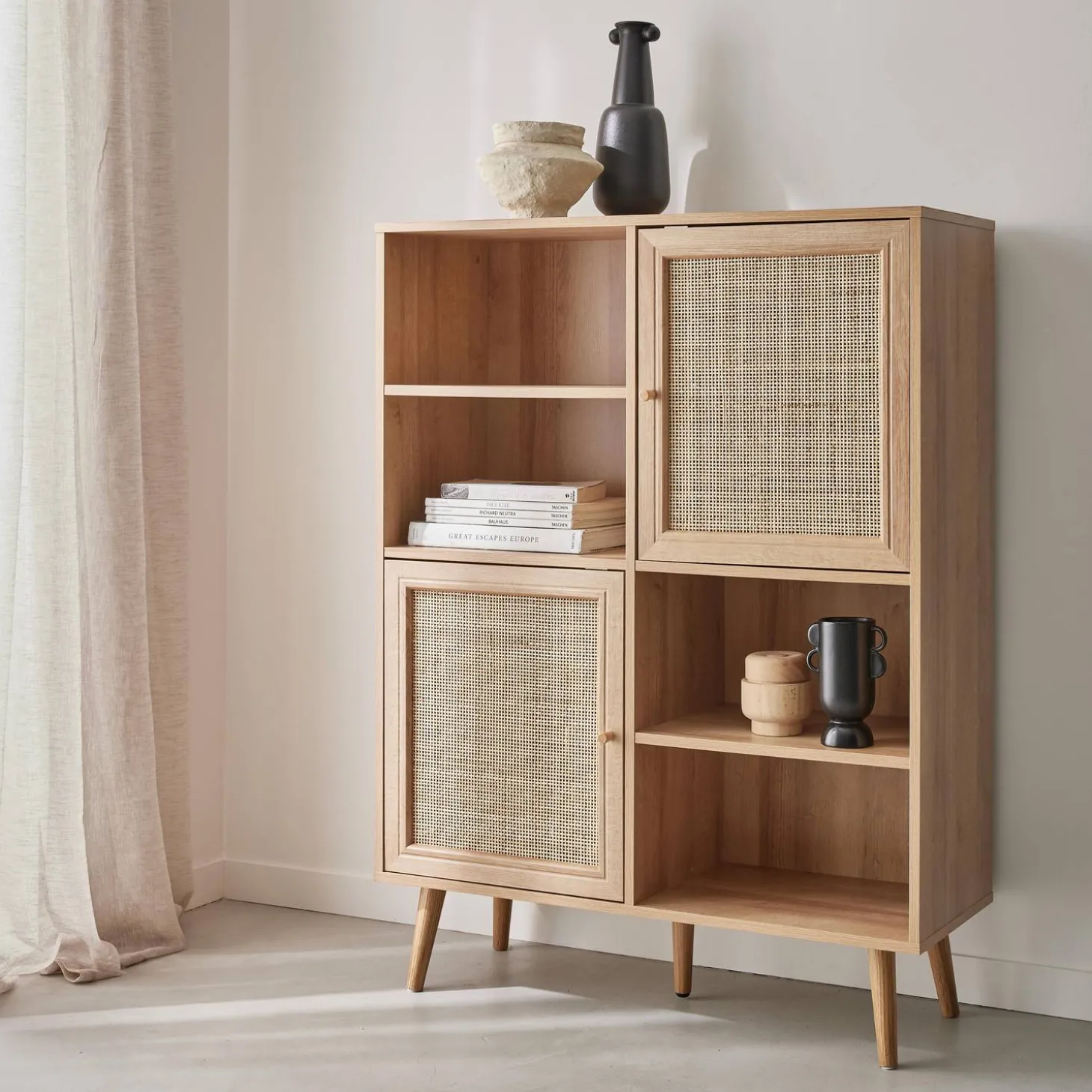 Wandkast met 2 deuren 4 open vakken houtdecor en rotan 90cm