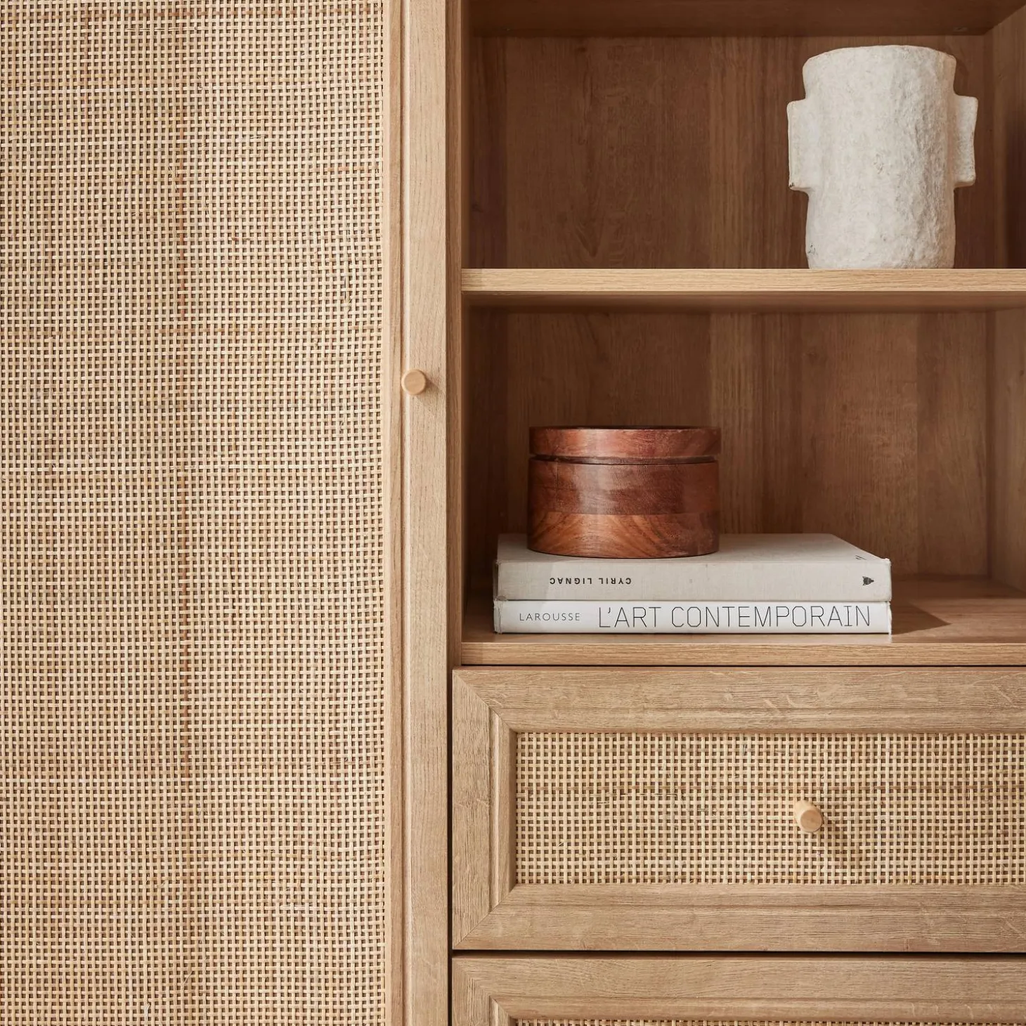 Wandkast met 1 deur 2 lades 3 open vakken houtdecor en rotan 101,5cm