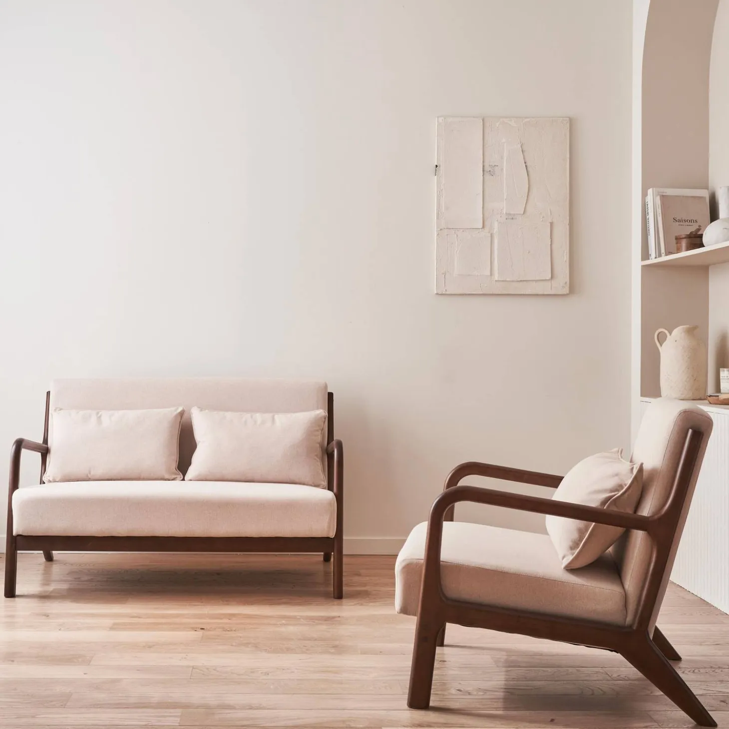 2-zitsbank en fauteuil van walnootkleurig hout en stof